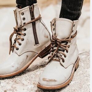 Boots FREEBIRD BY STEVEN Size 8 MANCHESTER Combat Moto Gray Taupe White Tan